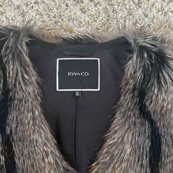 Bueatiful Faux Fur Vest - Picture 2 of 4